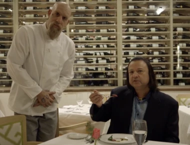 Επικός Μπόρατ: Επεισε κριτικό εστιατορίου πως τρώει ανθρώπινο κρέας (βίντεο)